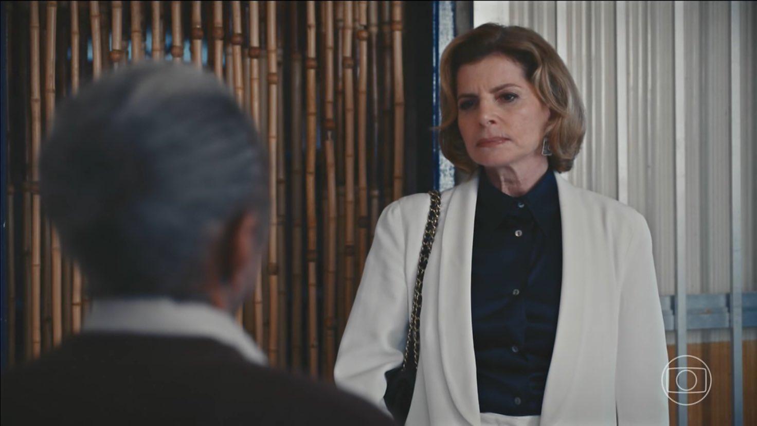 Cena de Vale Tudo com Débora Bloch em destaque