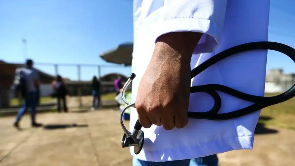 Médico com auscultador em mãos