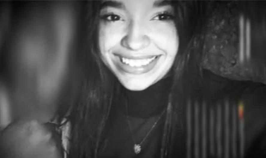 Imagem de uma Ana Luiza Oliveira Neves, de 17 anos, sorridente com cabelo escuro e sorriso brilhante, capturada em um momento alegre, em preto e branco.