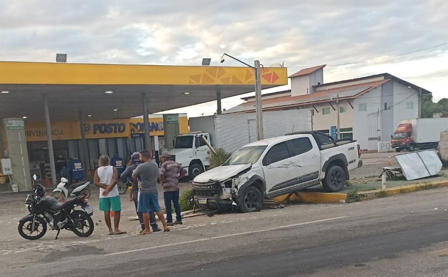 Imagem mostra veículo que se envolveu em acidente na BR-116, em Barro
