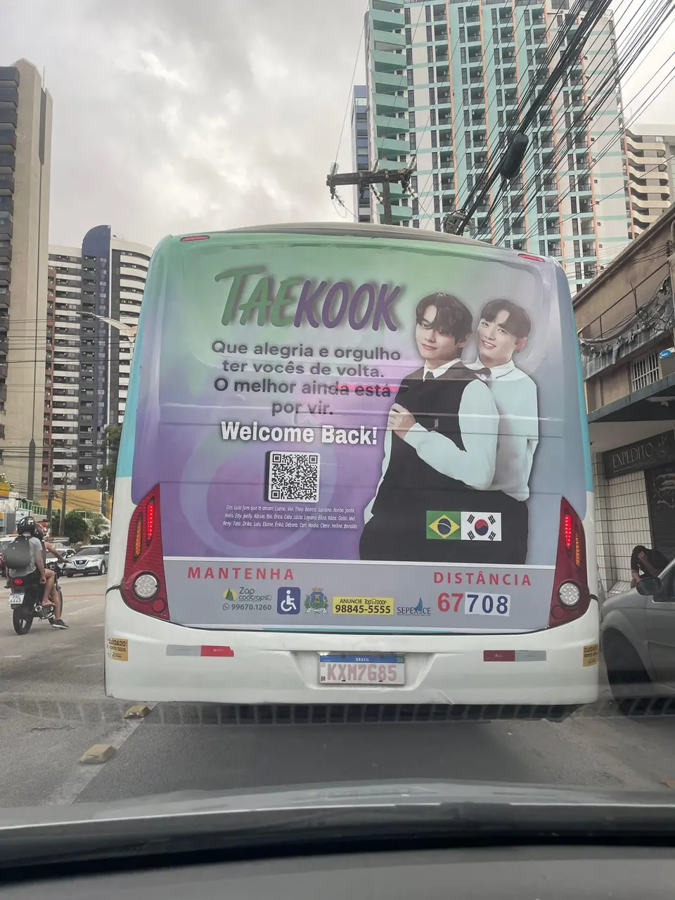 Imagem mostra anúncio em comemoração ao fim do serviço militar de Taehyung e Jeon Jungkook, do BTS, em traseira de ônibus em Fortaleza