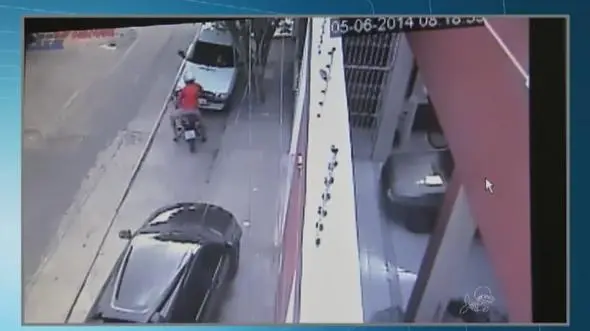 Imagem de câmera de segurança mostra um homem de blusa vermelha pilotando uma motocicleta. Ele é apontado como o Maníaco da Moto, responsável por vários crimes sexuais em Fortaleza