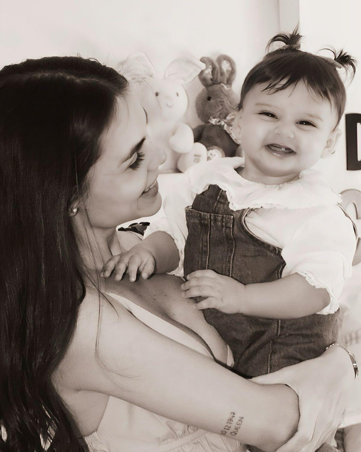 Amanda e a filha, Helena, fruto de um breve affair com Neymar