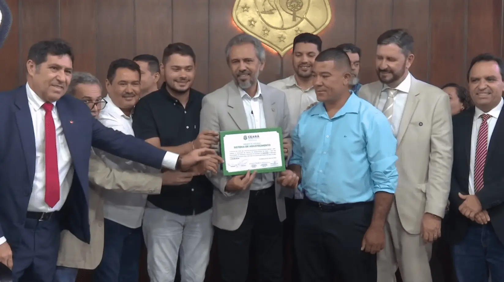 Governador Elmano de Freitas ao lado de deputados e secretários em assinatura de ordem de serviço