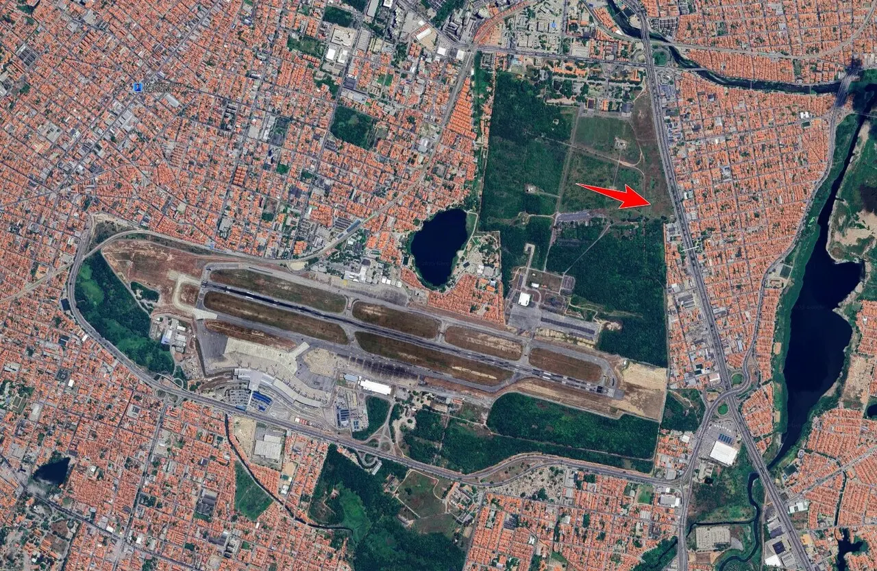 Imagem de satélite da área do Aeroporto de Fortaleza com seta apontando local do complexo logístico da Aerotropolis