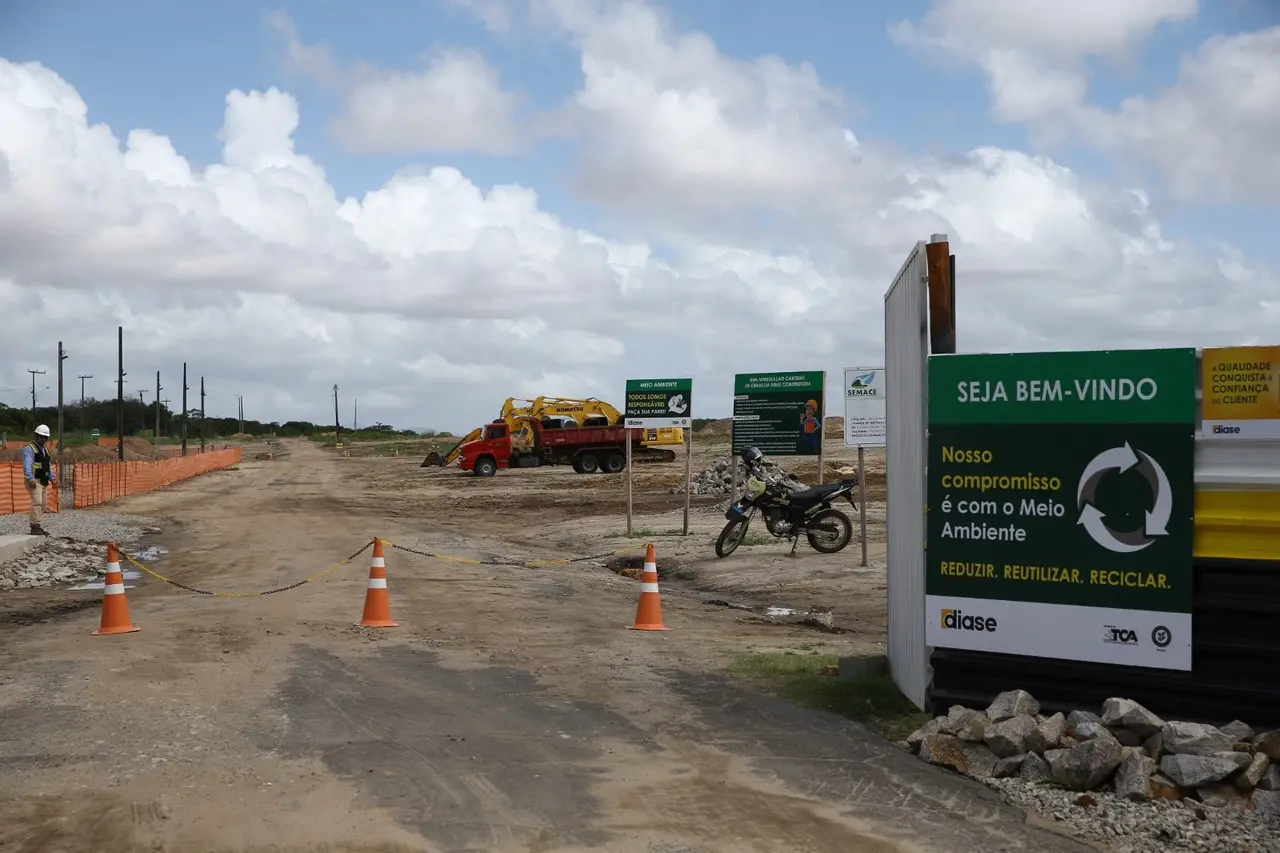 Imagem mostra parcialmente um canteiro de obras do complexo logístico do Aeroporto de Fortaleza