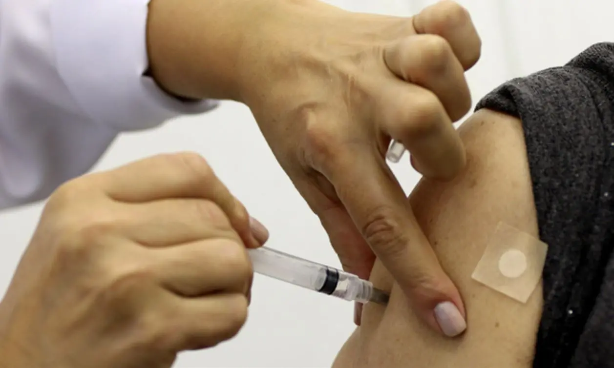 foto de enfermeira aplicando vacina em braço de paciente