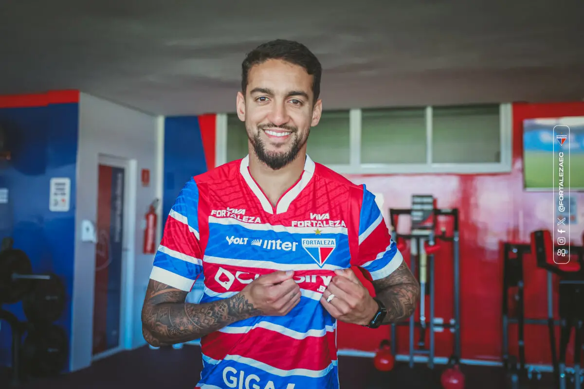 Matheus Pereira com a camisa do Fortaleza