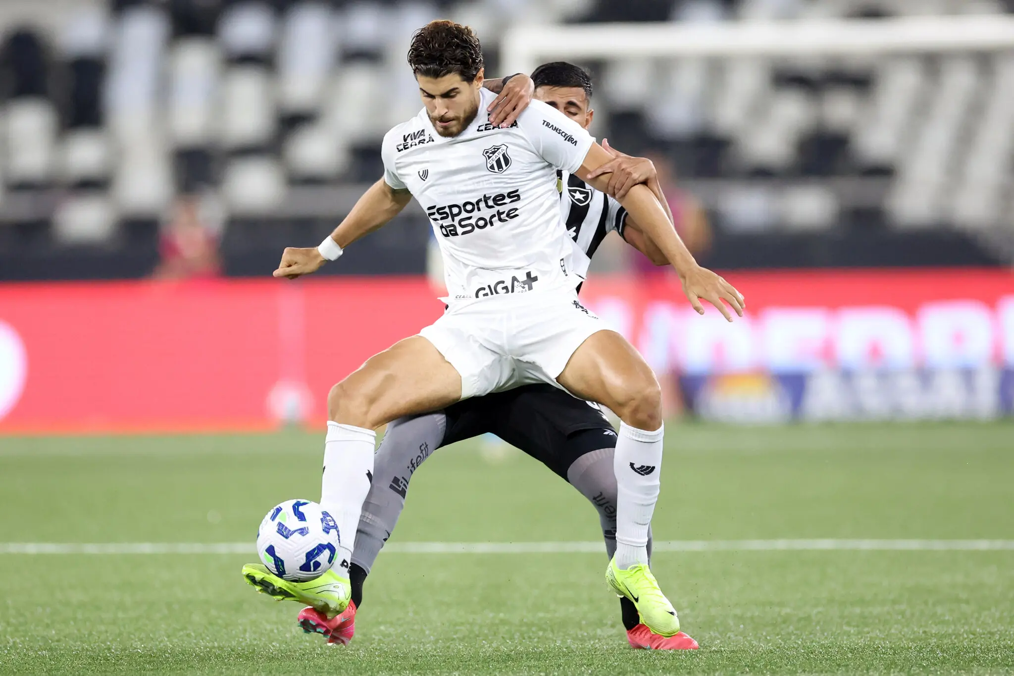 Foto de Pedro Raul durante jogo entre Ceará e Botafogo no Brasileirão 2025