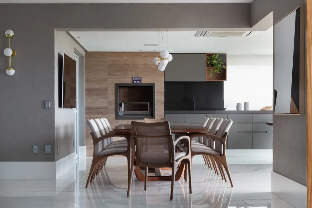 Na imagem, cadeiras com braços em projeto da arquiteta Gleuse Ferreira