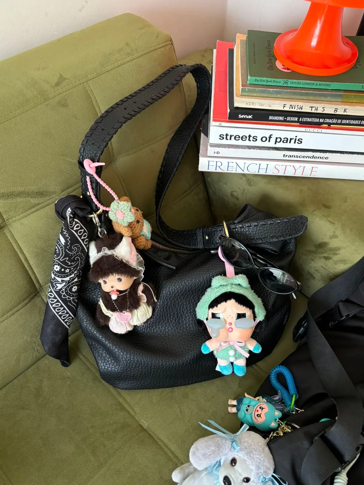 Cacarecos voltaram a se popularizar como item de estilo, principalmente como acessório em bolsas