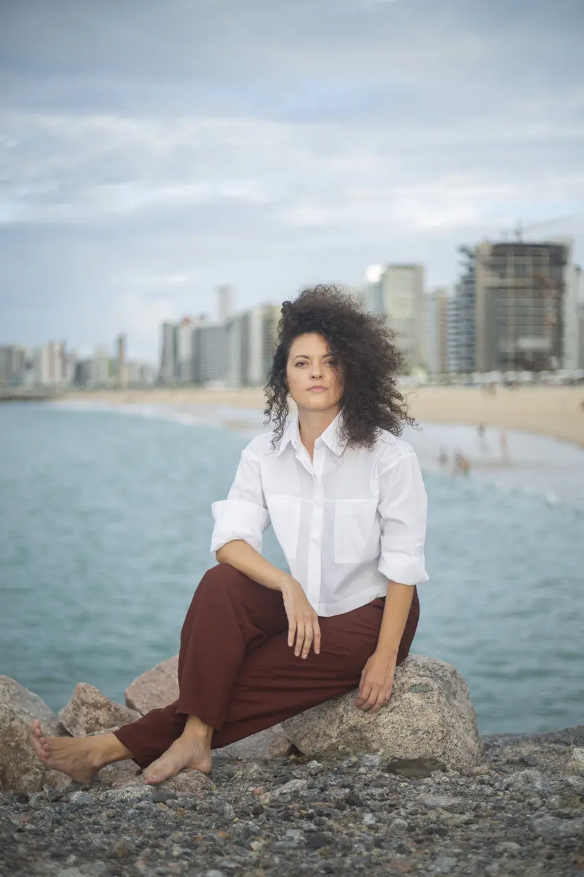 Nataly Rocha entra em 'Vale Tudo' como Dalva, uma empreendedora que irá se interessar por Poliana (Matheus Nachtergaele)