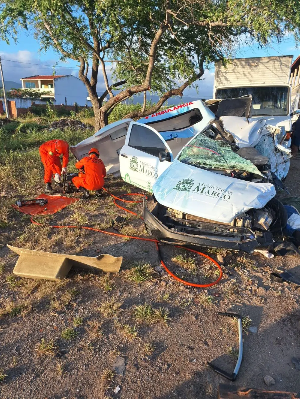 Foto de ambulância envolvida em acidente com caminhão em Itapipoca