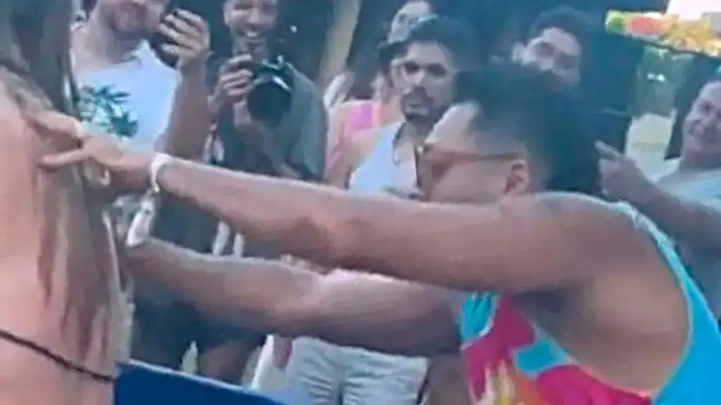 Imagem de vídeo onde mostra Tirullipa, agora condenado, desatando biquíni de influenciadora