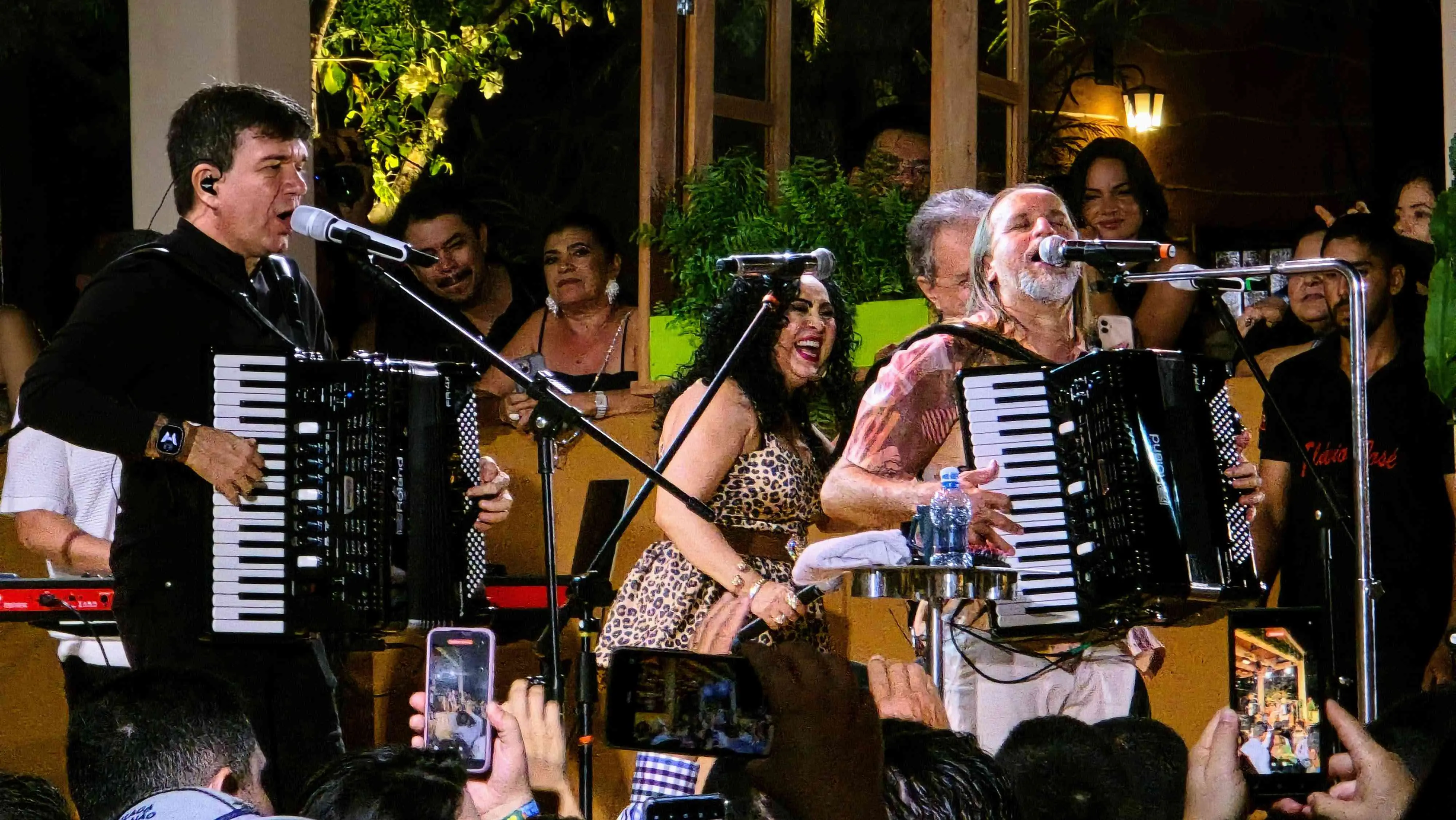 Dorgival Dantas reuniu Waldonys, Eliane e Flávio José no evento 'Derradeiro de Maio', em Olho d'Água do Borges. Cantores aparecem em cima do palco cantando e sorrindo