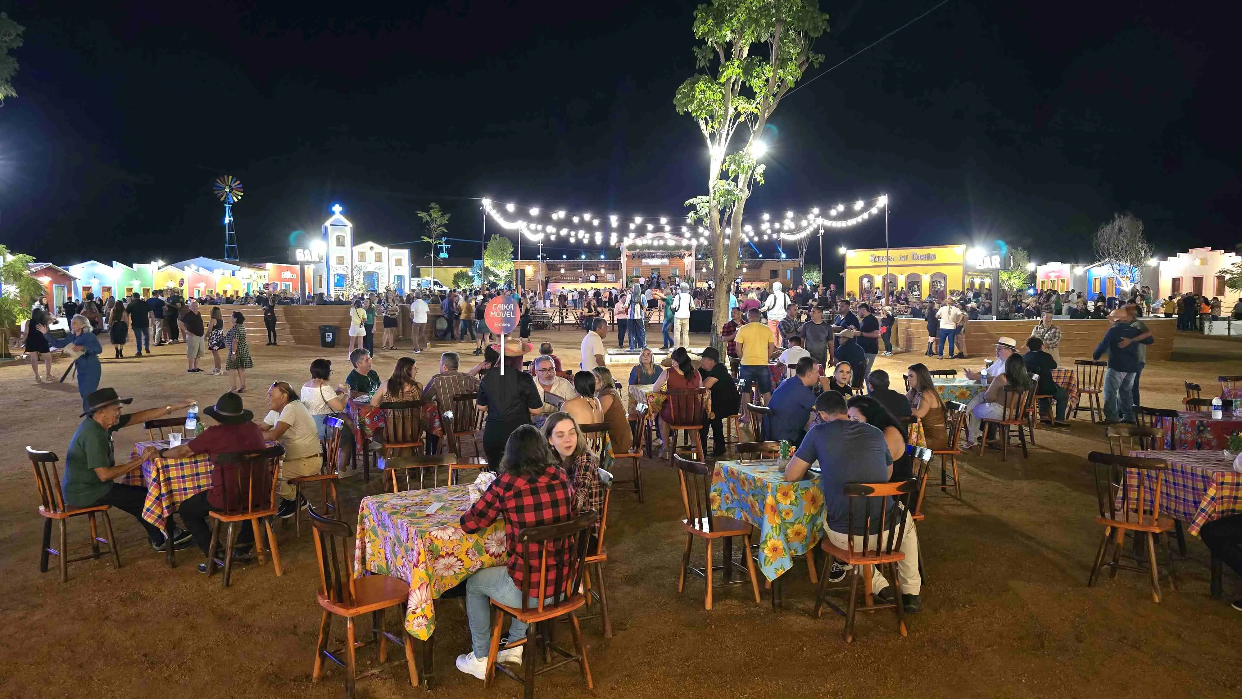 Cidade do forró conta com praça de alimentação