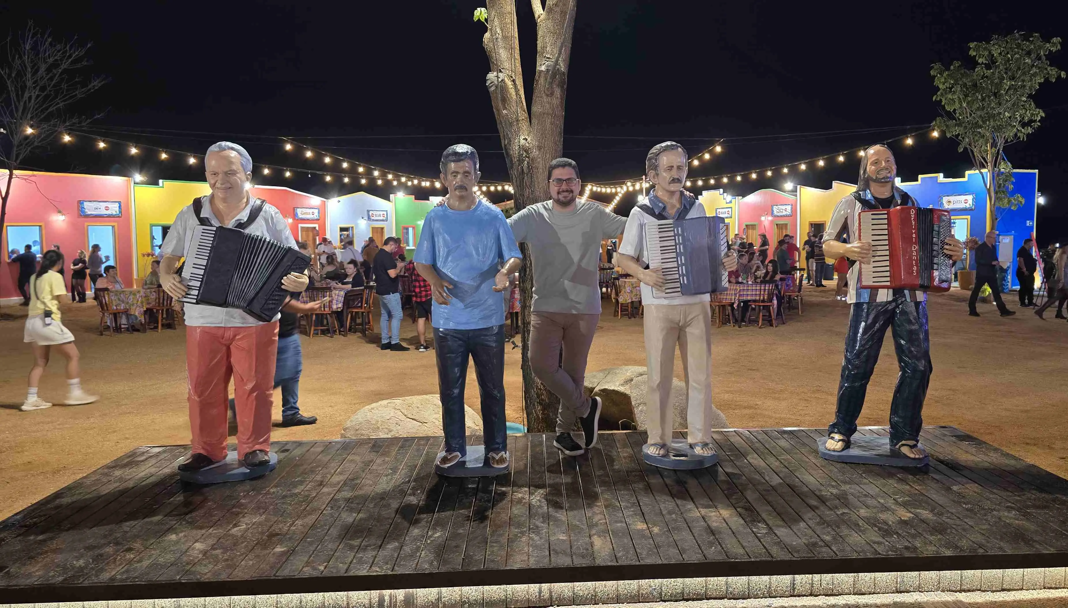 Bonecos em tamanho real de grandes nomes do forró estão expostos em cidade do forró