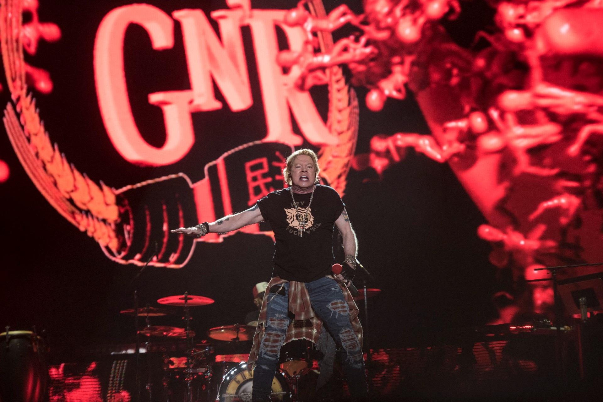 Imagem de Axl Rose, vocalista da banda Guns N Roses, se apresentando durante o festival Vive Latino 2020 no Foro Sol na Cidade do México, em 14 de março de 2020