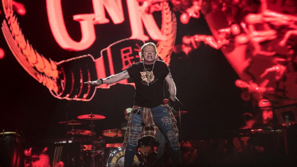 Imagem de Axl Rose, vocalista da banda Guns N Roses, se apresentando durante o festival Vive Latino 2020 no Foro Sol na Cidade do México, em 14 de março de 2020
