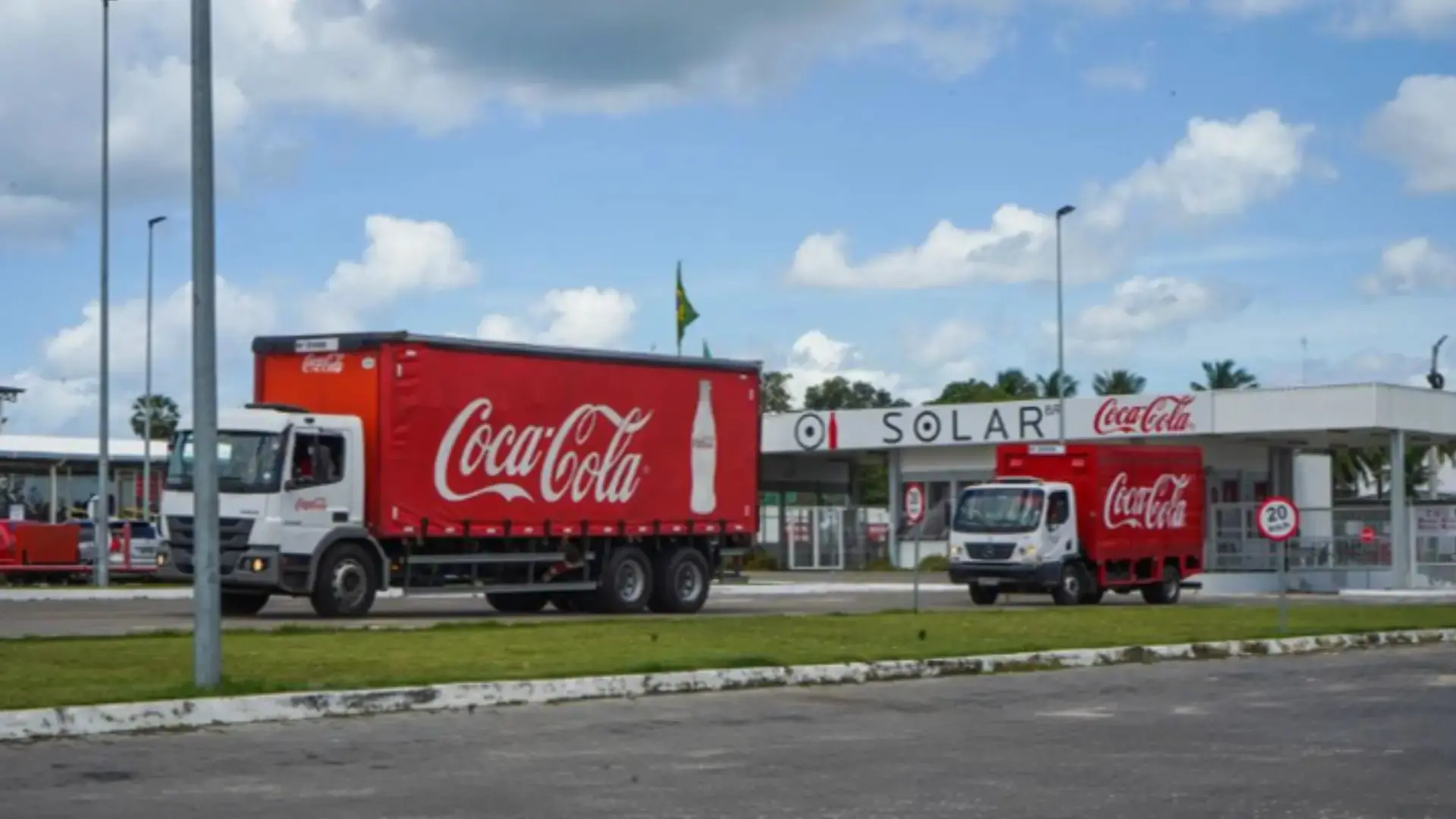 Caminhão da Coca-Cola em fábrica de Maracanaú