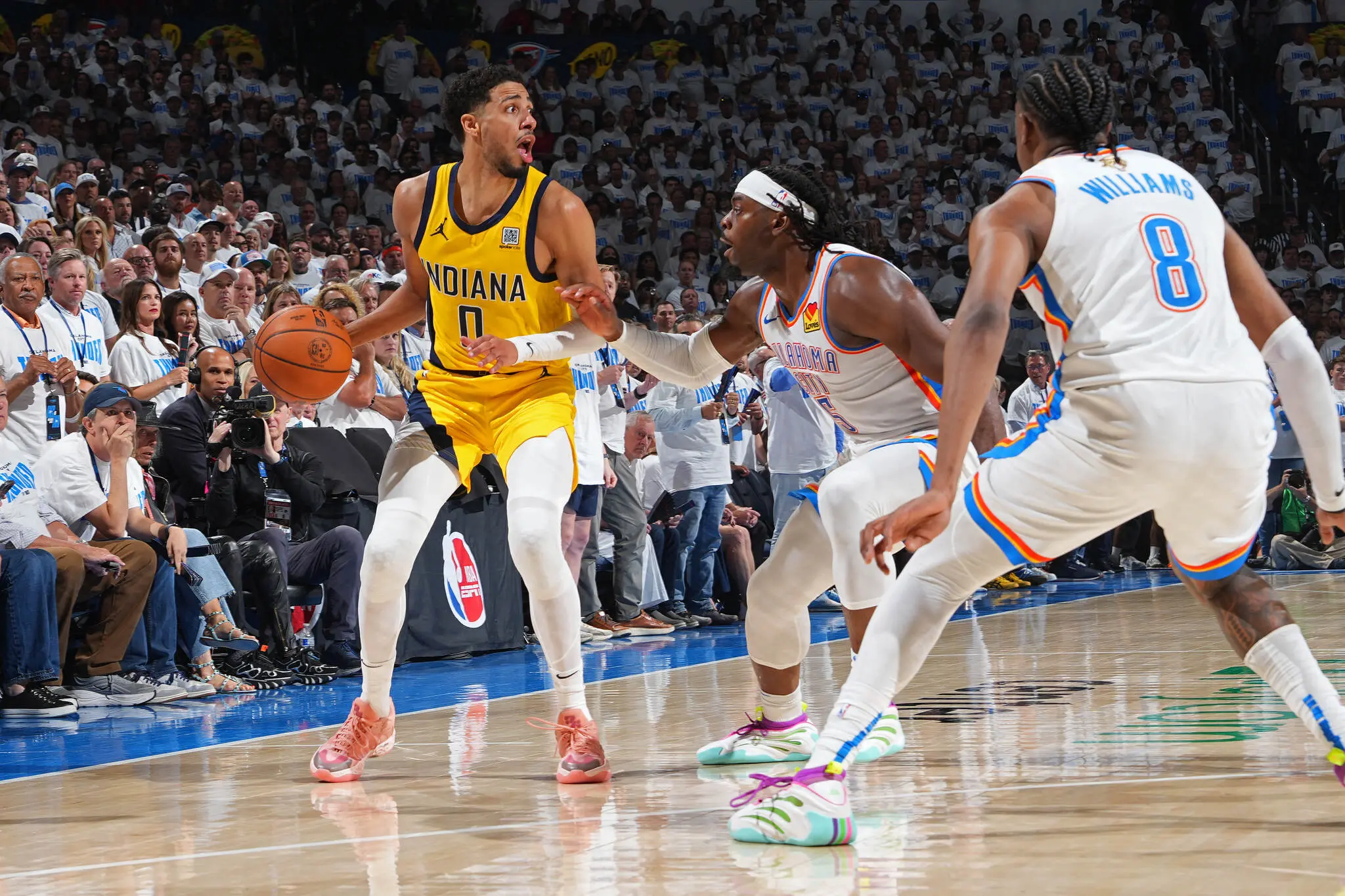 Foto de Haliburton que converteu o arremeso no último lance e  Pacers vira e vence Thunder no Jogo 1 das finais da NBA.