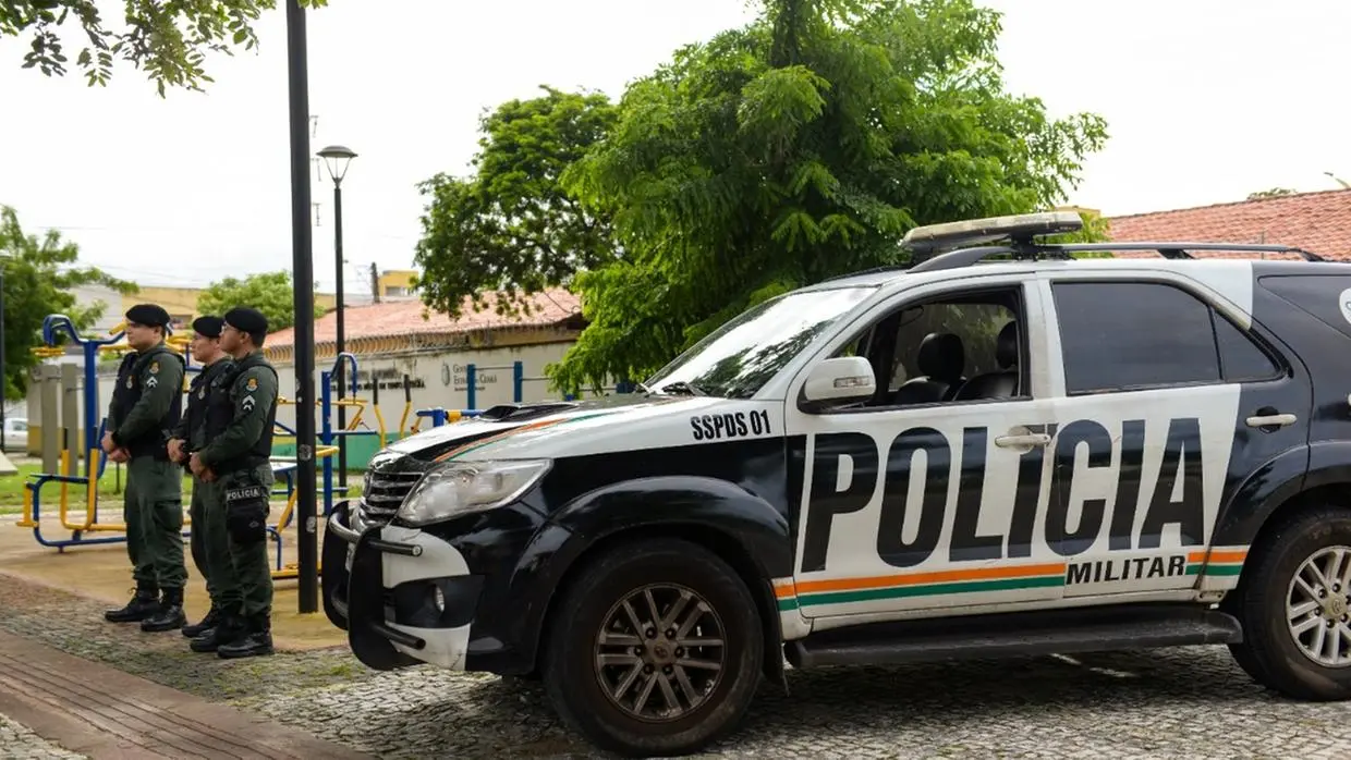 Foto mostra a presença de policiais militares e uma viatura em uma praça no Ceará