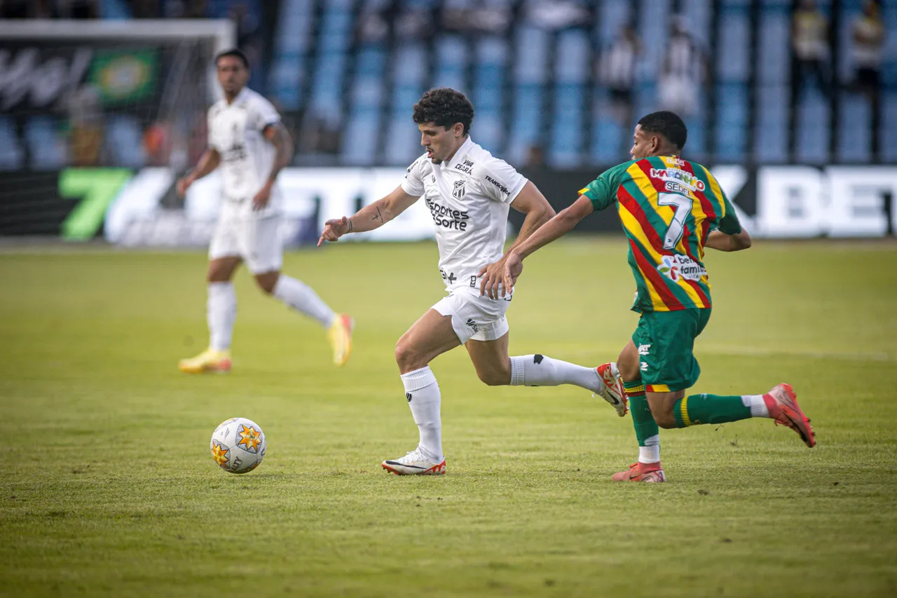 O Ceará dominou amplamente o 1º tempo, mas desperdiçou chances demais