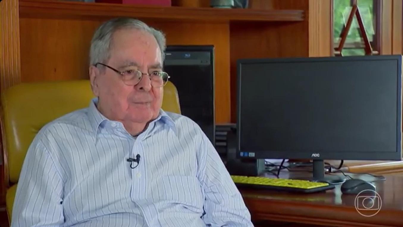 Benedito Ruy Barbosa com camisa social azul, em entrevista