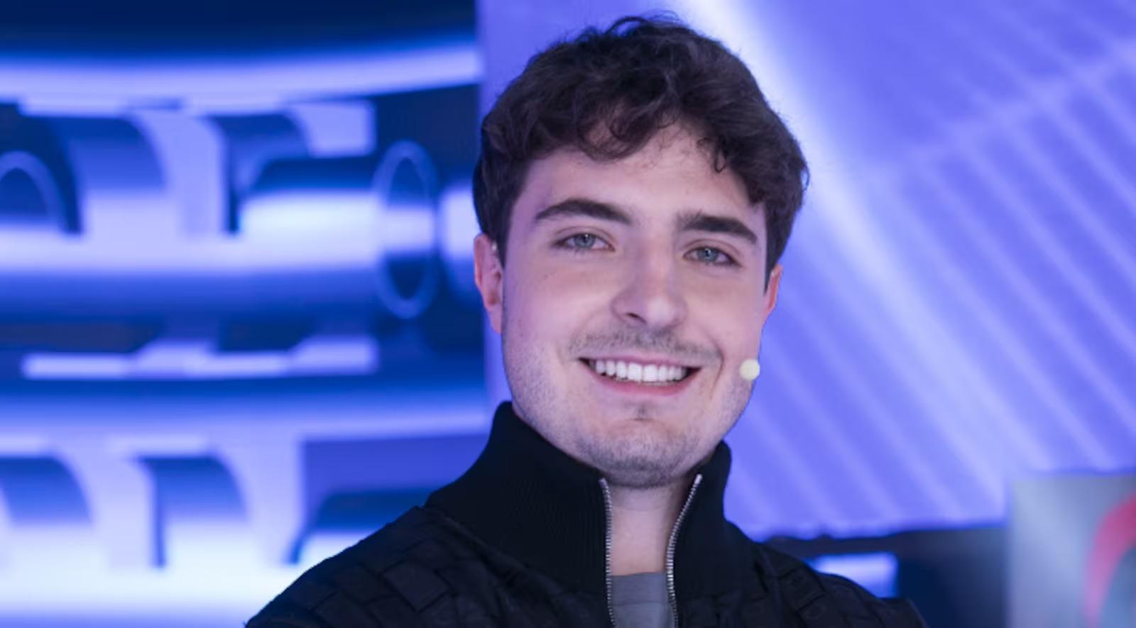 João Augusto Liberato é um jovem branco de barba rala, olhos azuis e barba rala