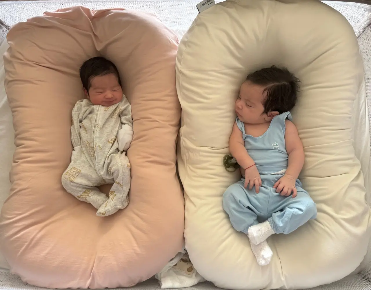 Imagem mostra dois bebês dormindo um ao lado do outro