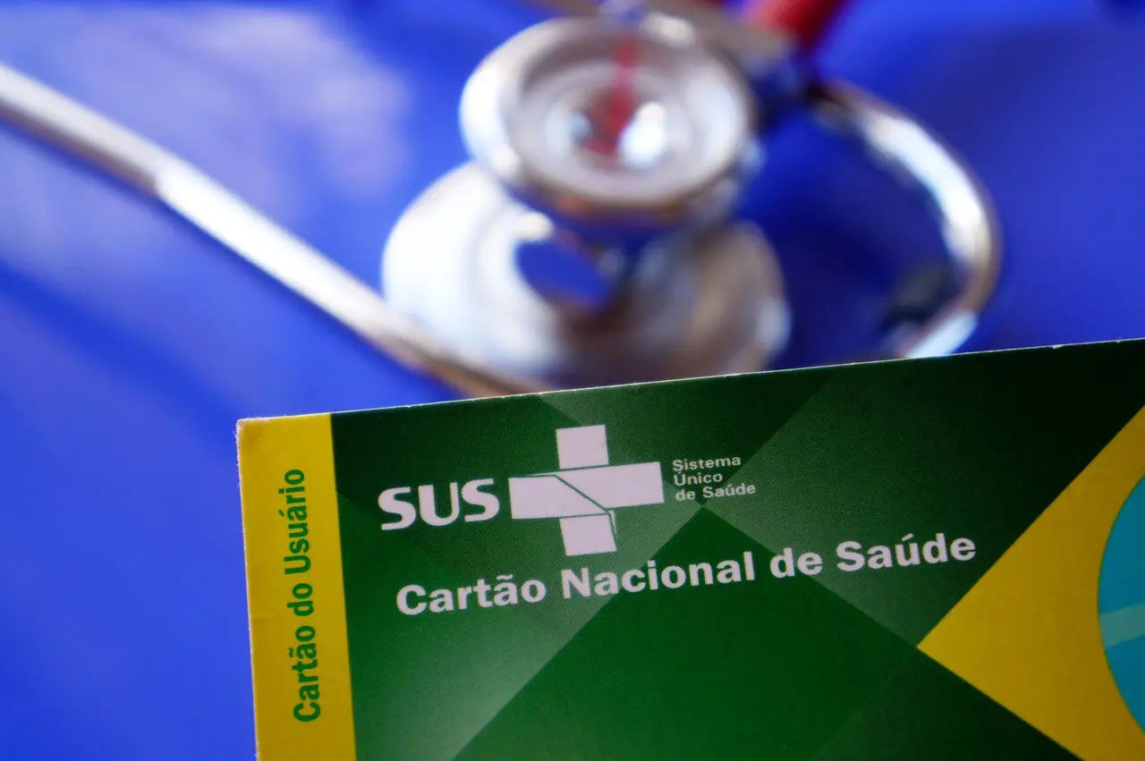 Cartão do SUS do Brasil com vacina e estetoscópio ao fundo, representando o sistema público de saúde.