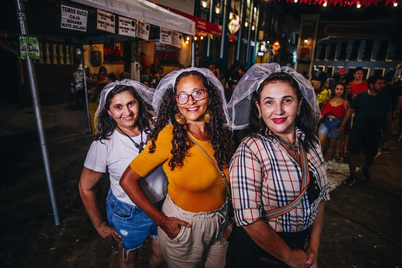 Amigas curtem a 'Noite das Solteironas' com 'véus' que fazem parte da tradição