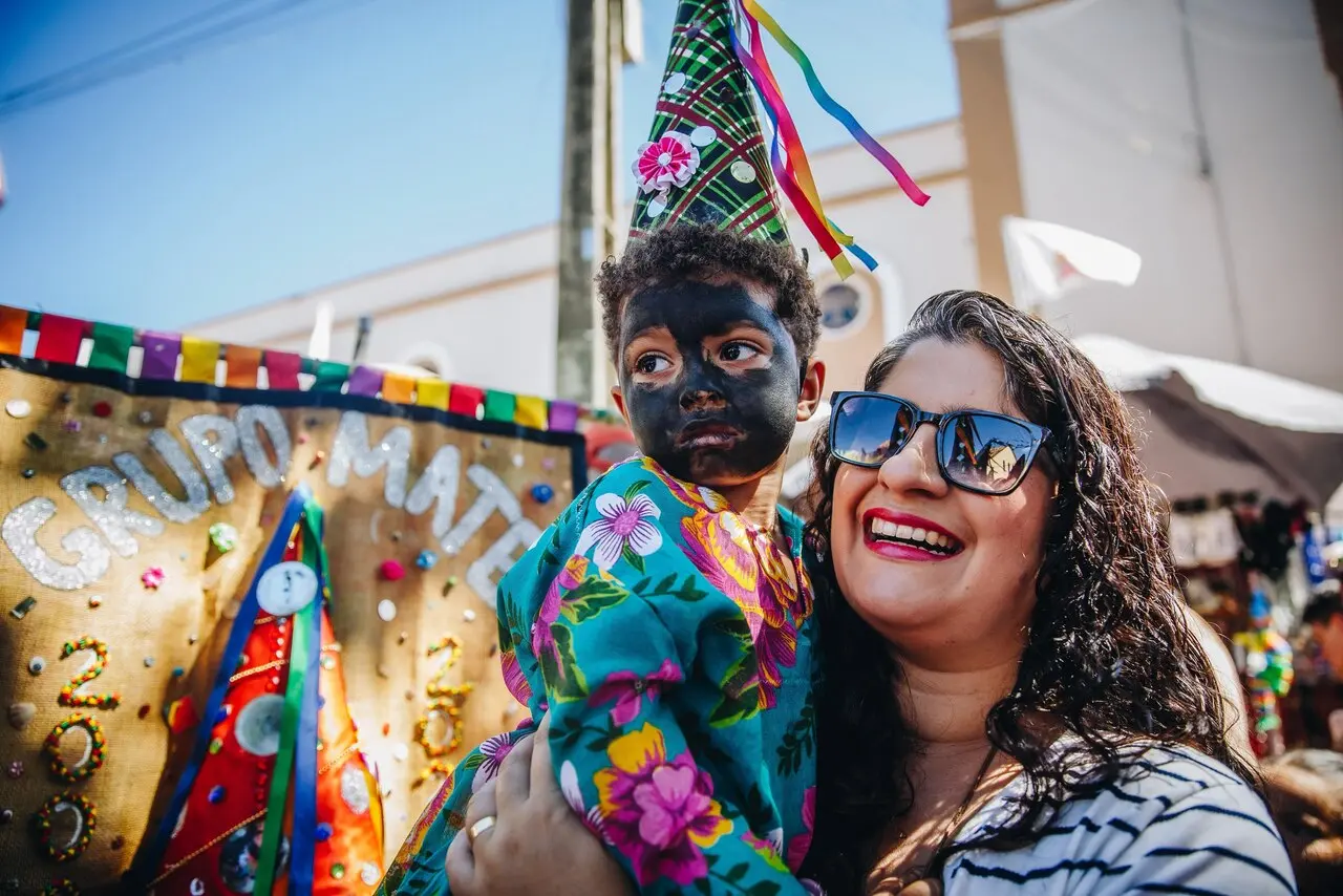 O pequeno Andrei e a mãe, a engenheira Aisha Muiños, participaram do cortejo