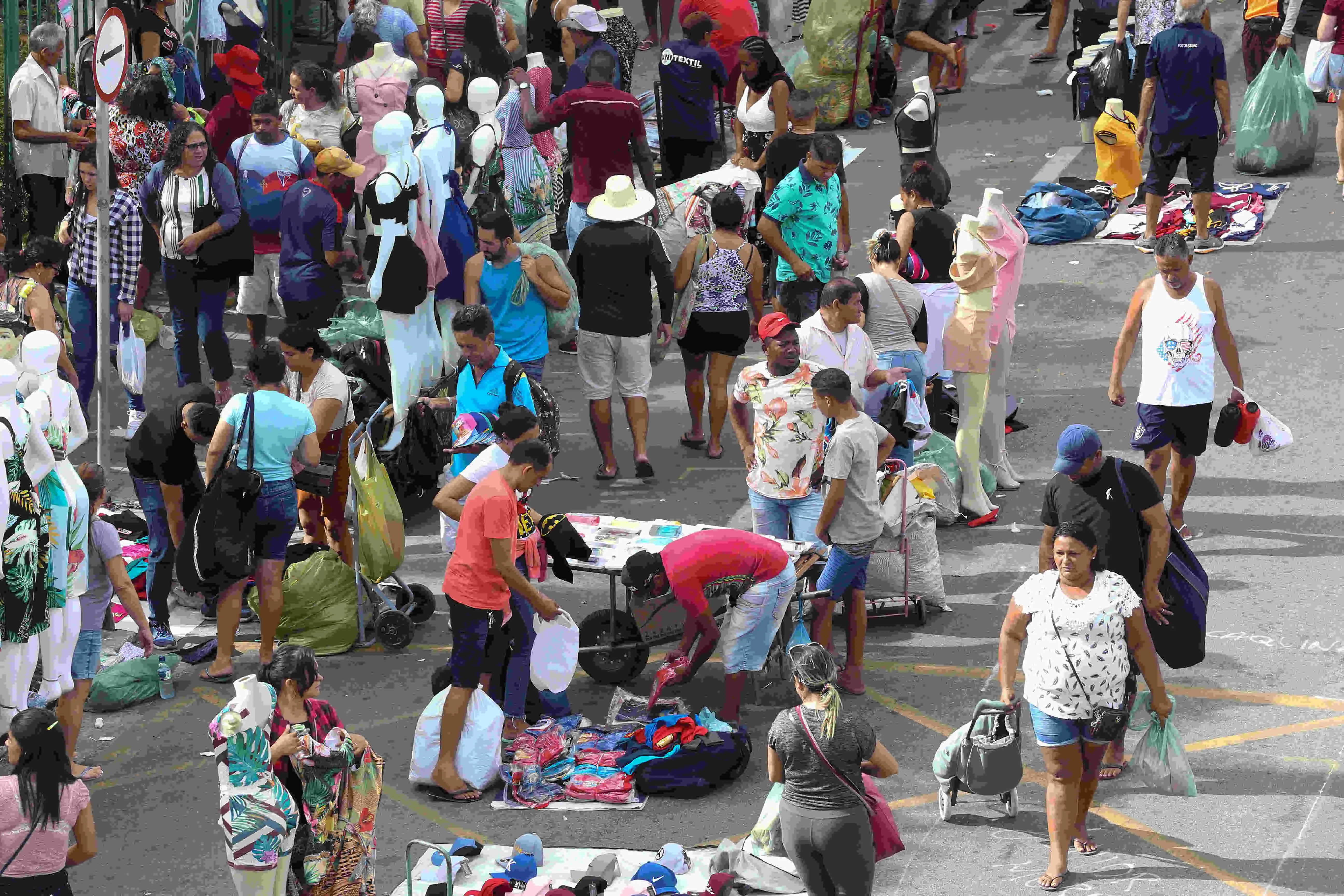 Feirantes montam material de comércio na Rua Conde D'Eu