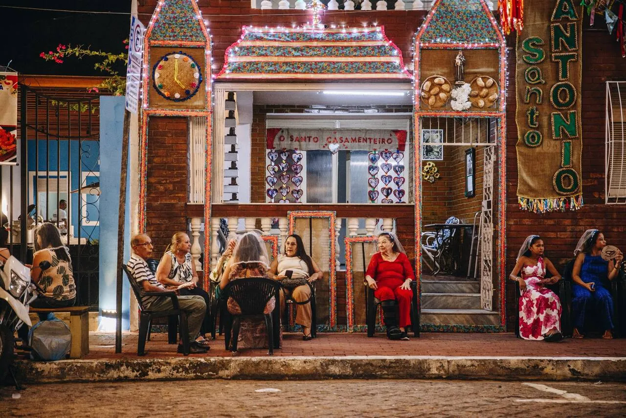 Na Rua do Vidéo, moradores enfeitam suas casas e montam 'camarotes' improvisados