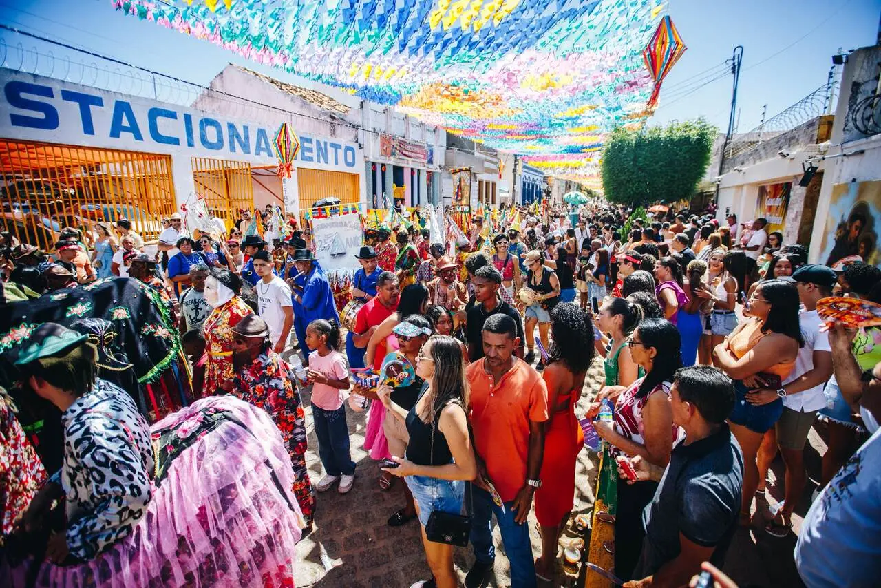 Durante o dia, multidão lota ruas para acompanhar programação cultural