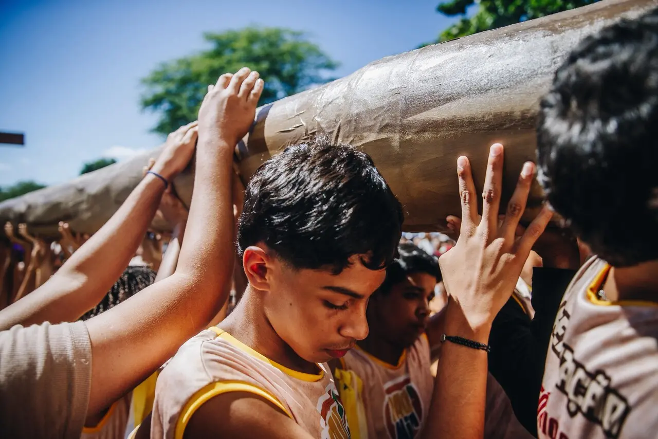 Menino carrega 'Pau Mirim' na manhã de 1º de junho, antes da chegada do Pau da Bandeira