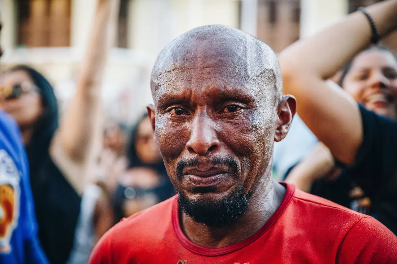 Carregador se emociona ao chegar no Largo do Rosário