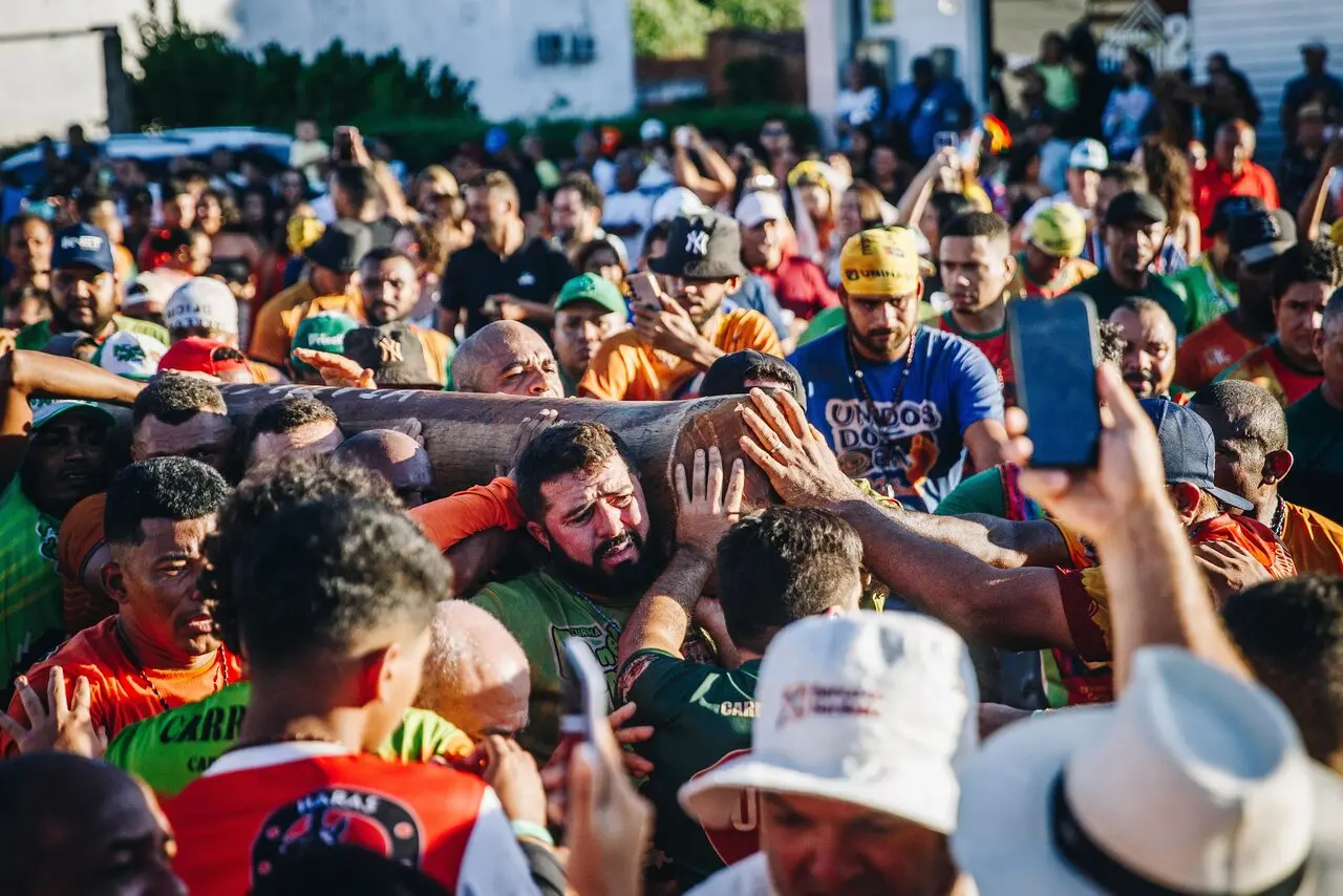 Carregamento é feito por mais de 300 homens