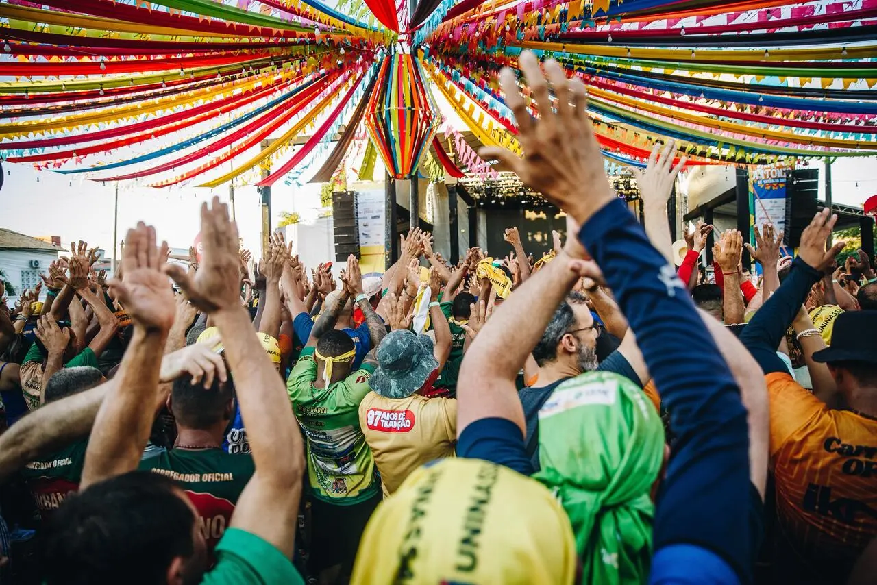 No fim da tarde, carregadores comemoram chegada ao Largo do Rosário