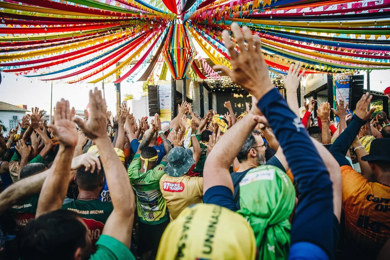 No fim da tarde, carregadores comemoram chegada ao Largo do Rosário