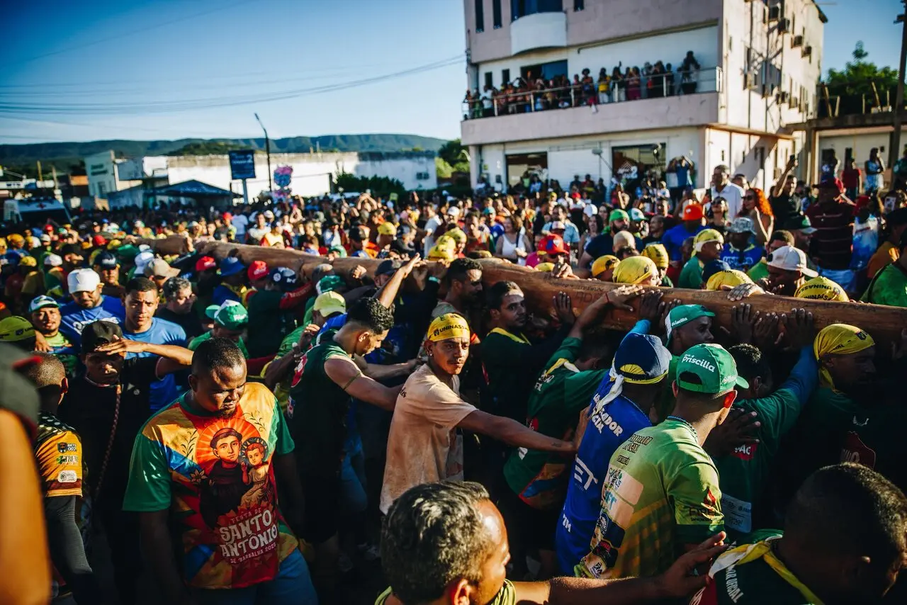 No dia 1º de junho, a cidade inteira acompanha o carregamento do Pau da Bandeira