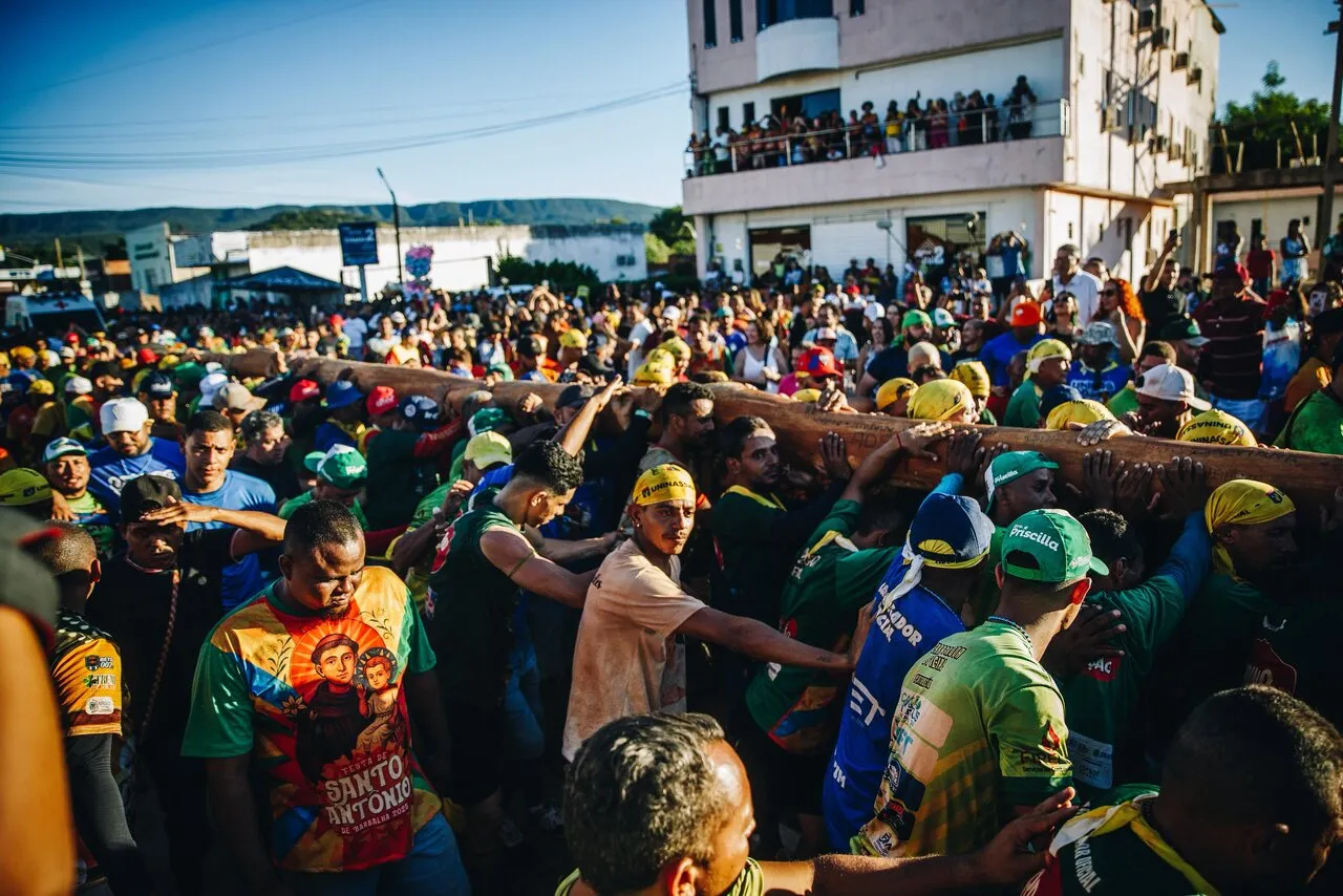 No dia 1º de junho, a cidade inteira acompanha o carregamento do Pau da Bandeira