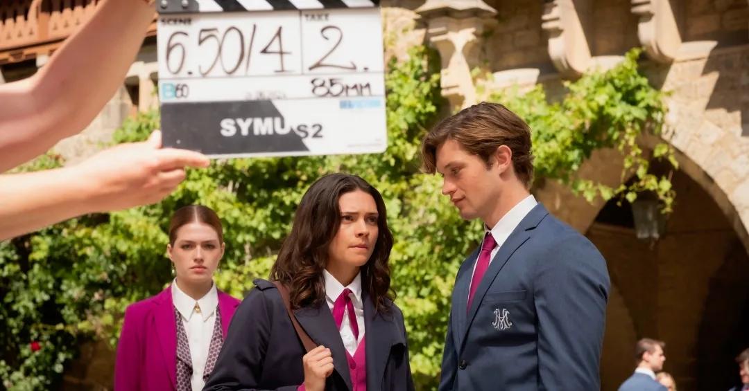 Imagem dos atores de Maxton Hall, série que foi renovada para a terceira temporada