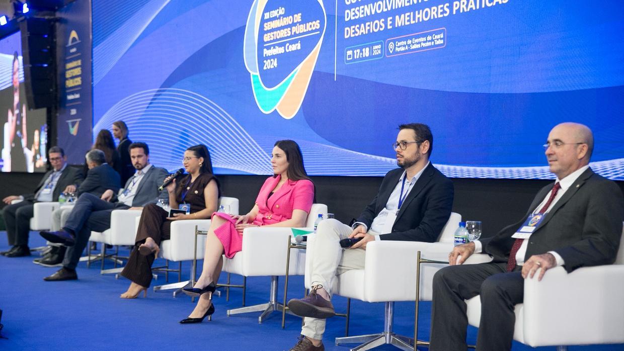 Jéssica Welma, editora e colunista de Política, conduz painel no Seminário de Prefeitos