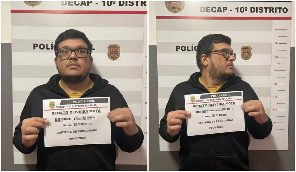 Renato Oliveira Mota com a placa de identificação da prisão para matéria informando que polícia prendeu suspeito pela morte de Gegê e Paca, chefes do PCC