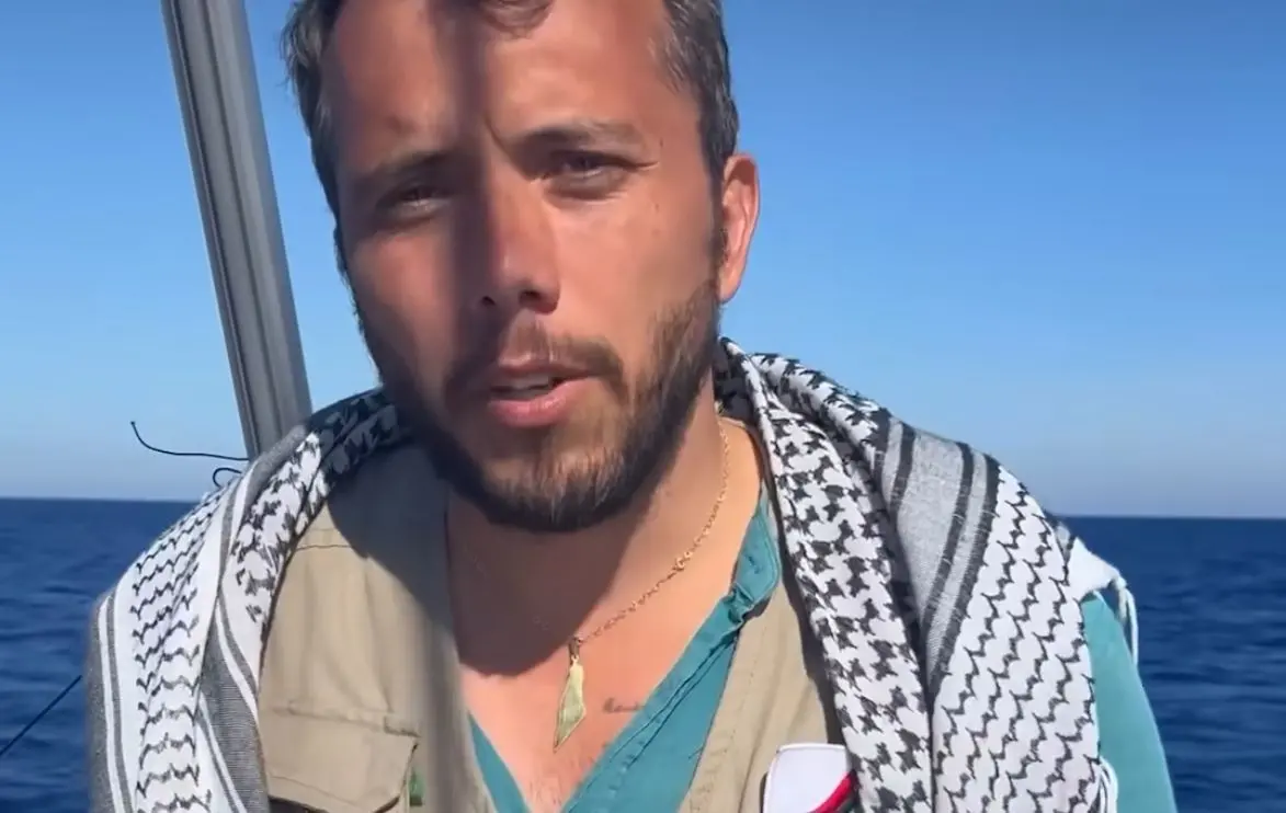 Thiago Ávila a bordo do veleiro com ajuda humanitária para Gaza
