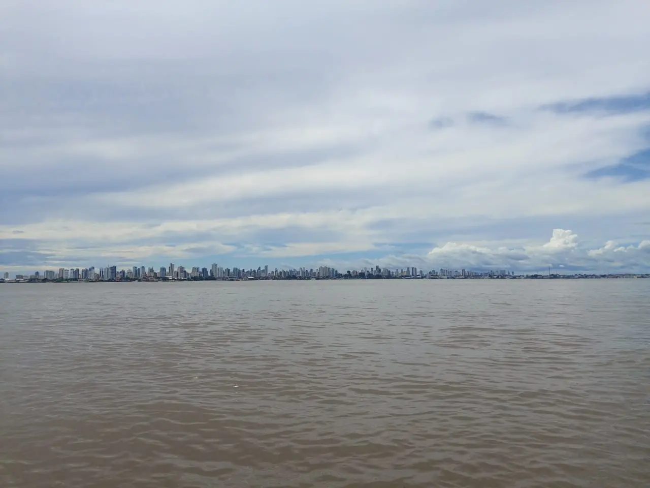 Sobre o rio, imagem mostra a cidade de Belém