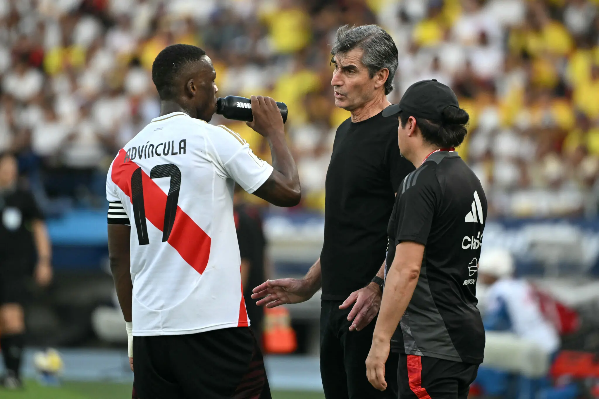 Foto de Advíncula, capitão da Seleção Peruana, e Oscar Ibanez, treinador do Peru.
