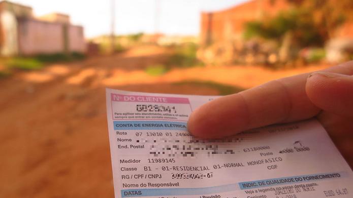 Imagem de consumidora com conta de luz, que terá mudança na tarifa social a partir de 5 de julho